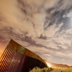 El bordo o il Muro della vergogna al confine tra Usa e Messico (LaPresse)